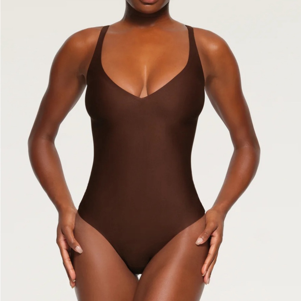 Skims Cocoa Body Unlined Plunge Thong Bodysuit - Size Medium